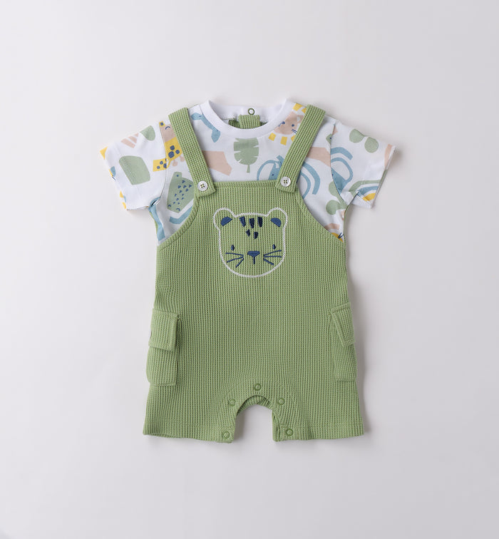 Completo neonato con salopette verde ricamata e t-shirt stampata, perfetto per l’estate.