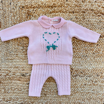 Completo rosa neonata in maglia con cuore ricamato e colletto, composto da maglioncino e pantalone – corredino autunno inverno