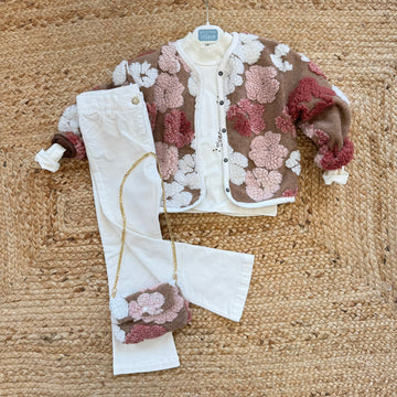 completo bambina elegante con giacca fiori tridimensionali, pantaloni panna e borsa coordinata