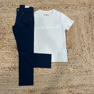 completo estivo bambino con pantalone blu e t-shirt panna con scritta