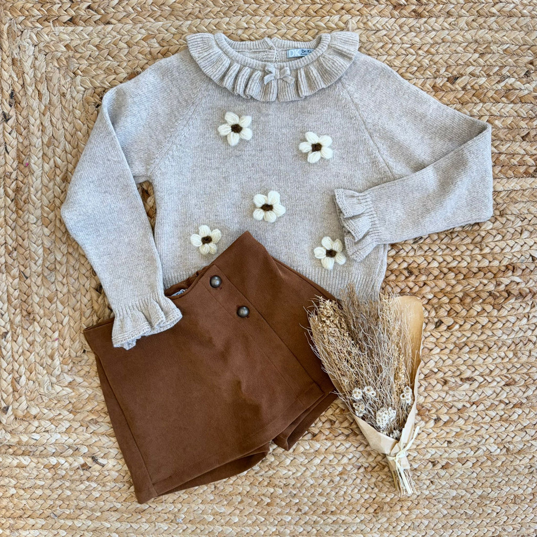 completo bimba beige e caramello con maglioncino e shorts