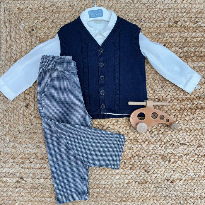 completo elegante bambino con camicia bianca, gilet blu e pantalone a quadretti