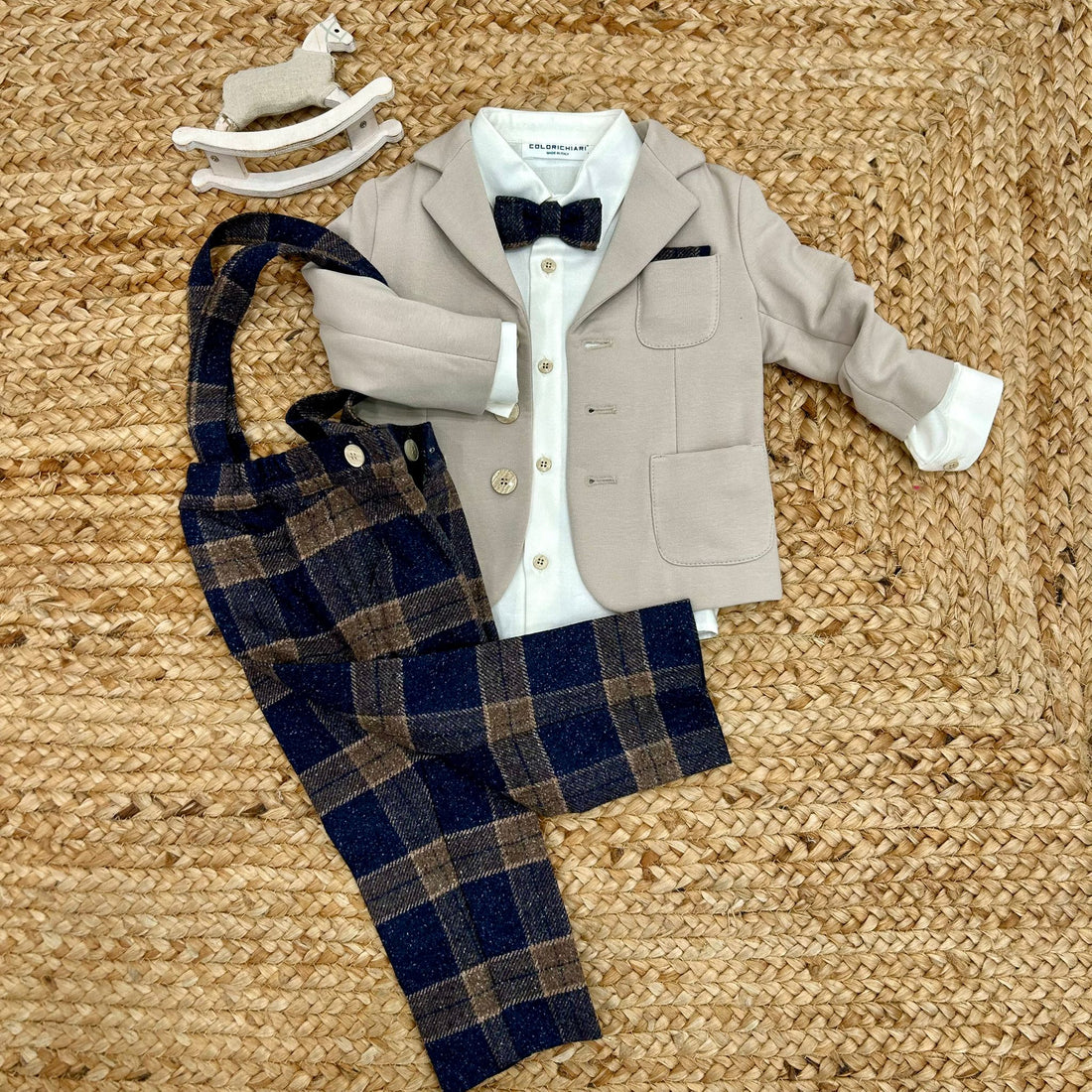 completo elegante bimbo beige e blu con pantaloni a quadri e papillon
