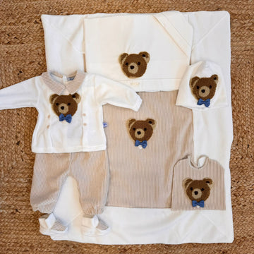 Coordinato beige in cotone per neonato con maglia, pantalone, cappellino e scarpine