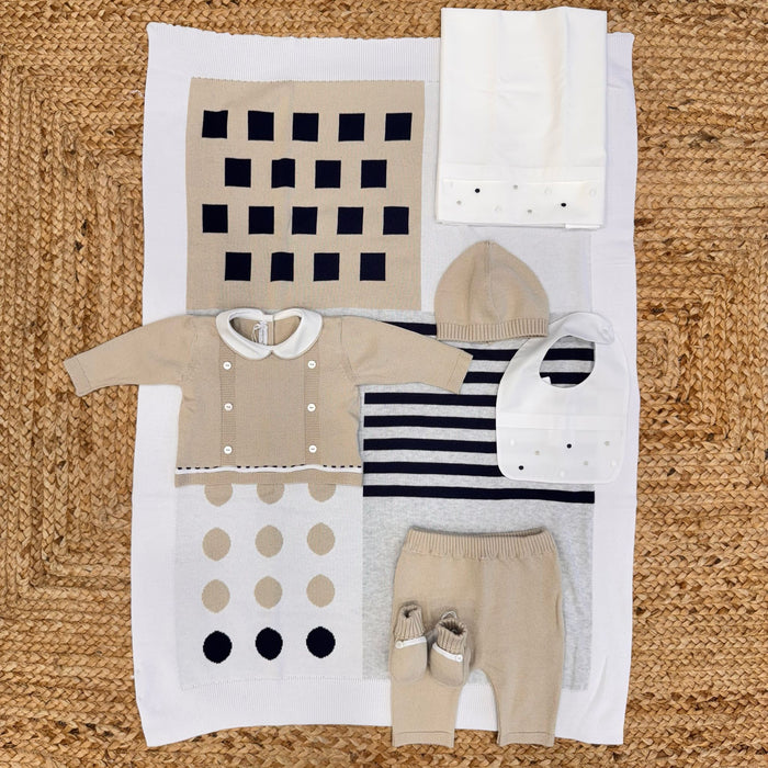 Coordinato nascita maschietto in maglia beige con copertina