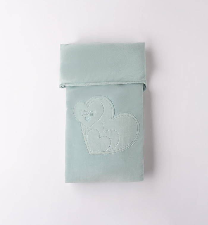 coperta culla verde salvia in ciniglia con cuori ricamati
