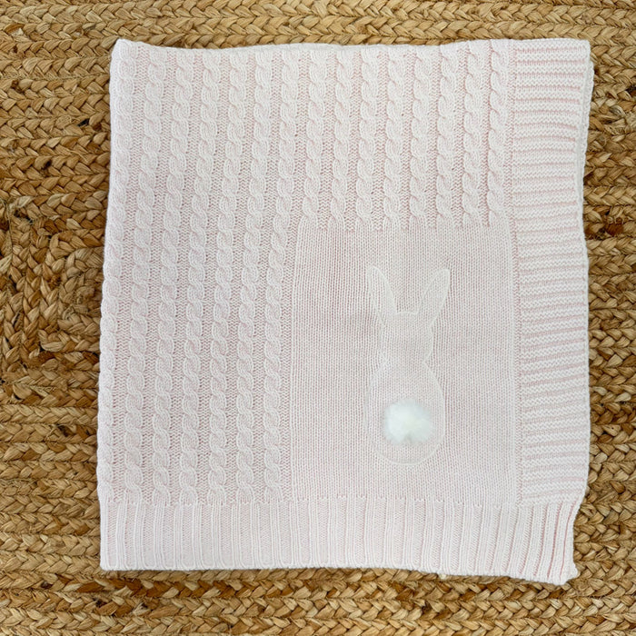 Copertina rosa chiaro in cashmere per neonata con coniglietto ricamato e codina in peluche, perfetta per corredino nascita invernale.
