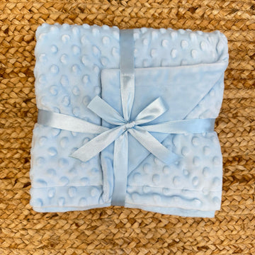 Copertina azzurra in ciniglia con fiocco regalo per neonato