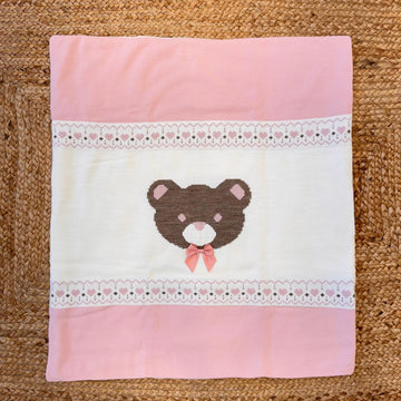 Copertina in lana panna e rosa con orsetta ricamata e cuori per neonata.