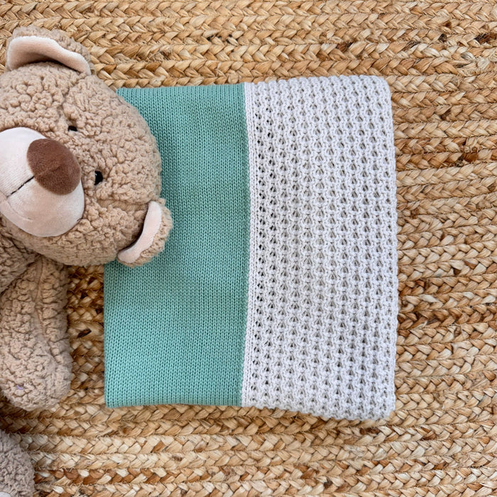 Copertina neonato in maglia verde salvia e beige, ideale per primo cambio ospedale e corredino inverno.