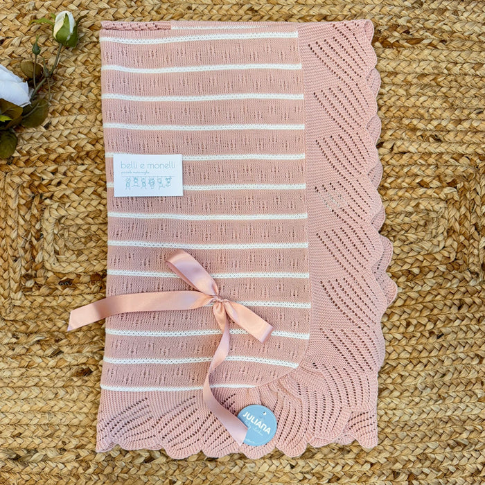 Copertina rosa a righe panna con bordo smerlato e fiocco in raso per neonata