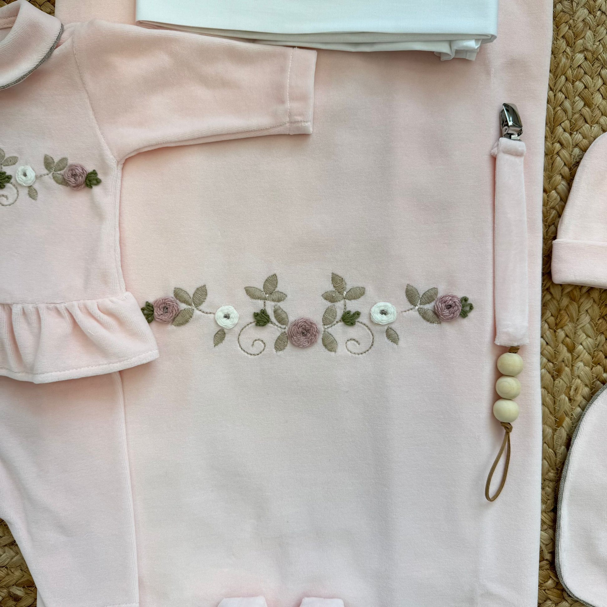 copertina neonata in ciniglia rosa con ricamo floreale