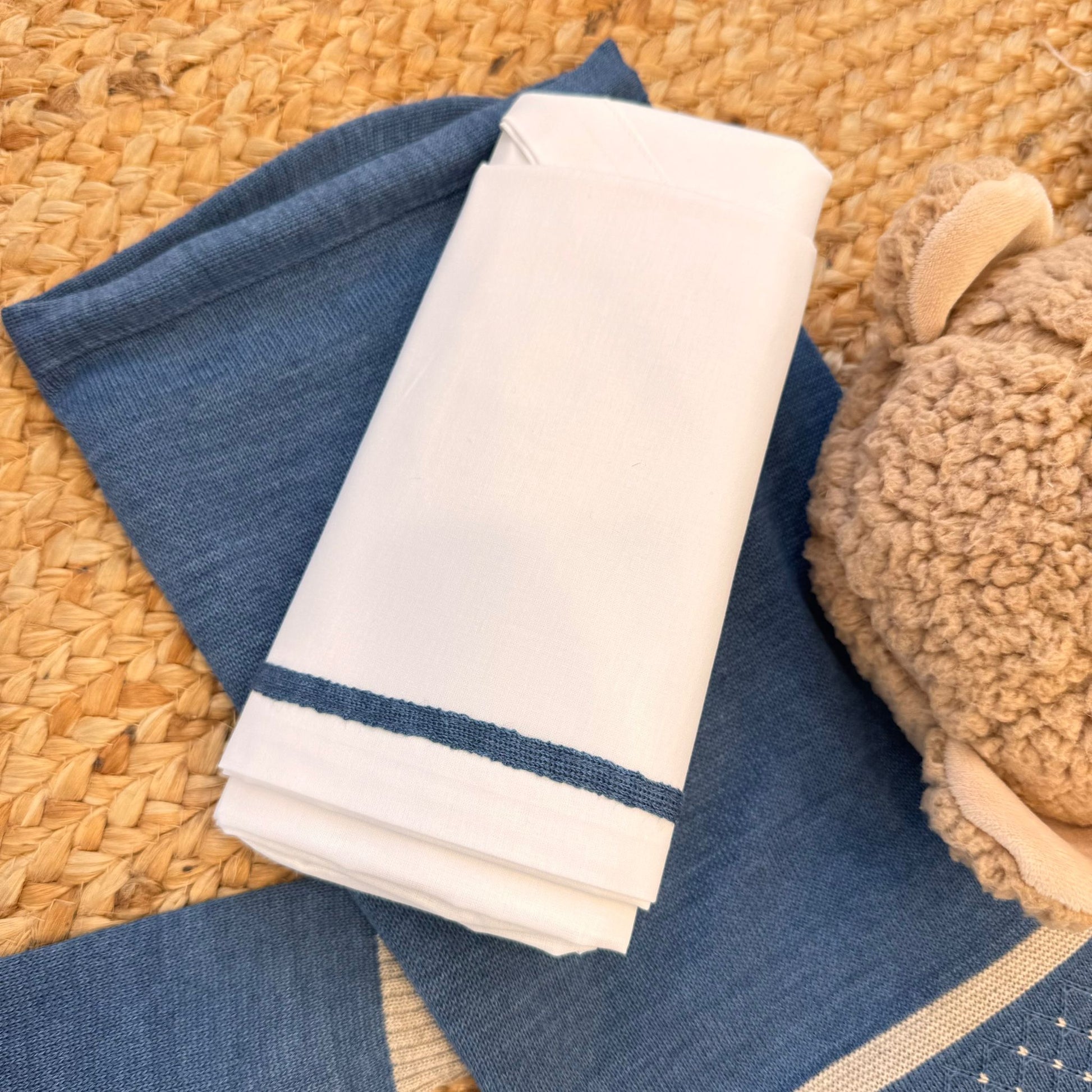 copertina neonato blu e beige lavorata a mano