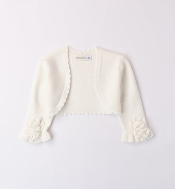 Coprispalle in maglia bianca per bambina con fiori decorativi sulle maniche.