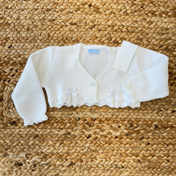 Elegante coprispalle bianco per battesimo in maglia con dettagli in pizzo, perfetto per un look raffinato
