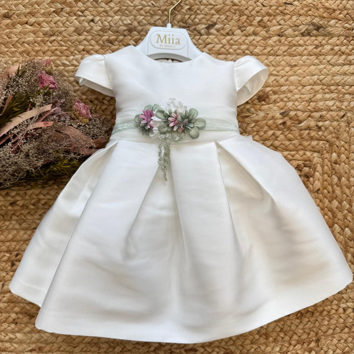 Abito cerimonia bianco con cintura floreale verde salvia