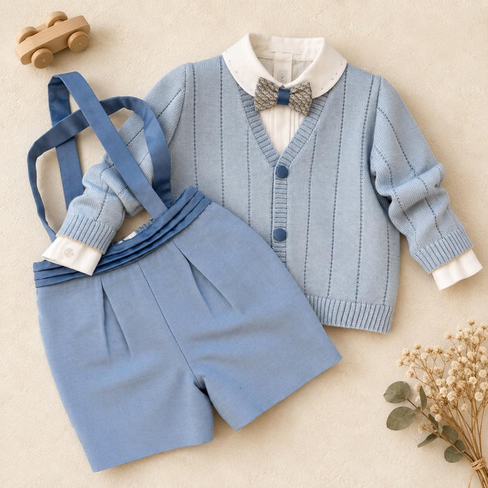 Cardigan azzurro del completo battesimo bimbo con camicia bianca e papillon fantasia.