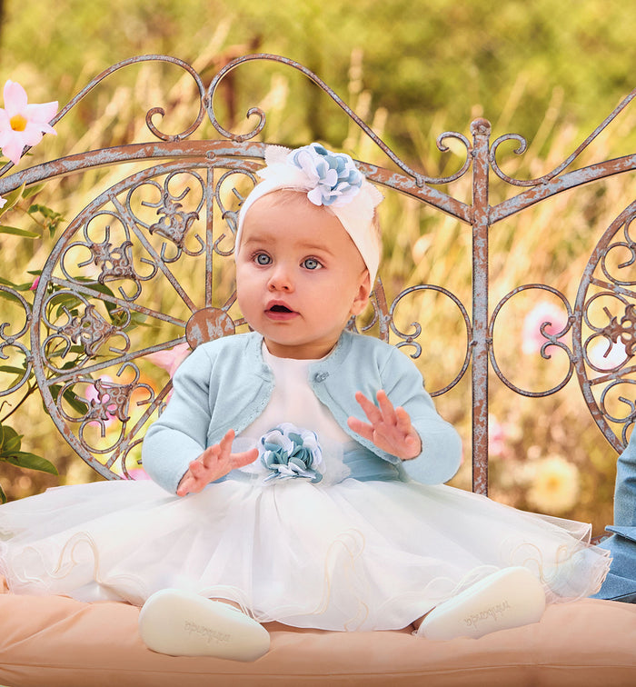 dettaglio applicazione floreale azzurra su fascia in tulle