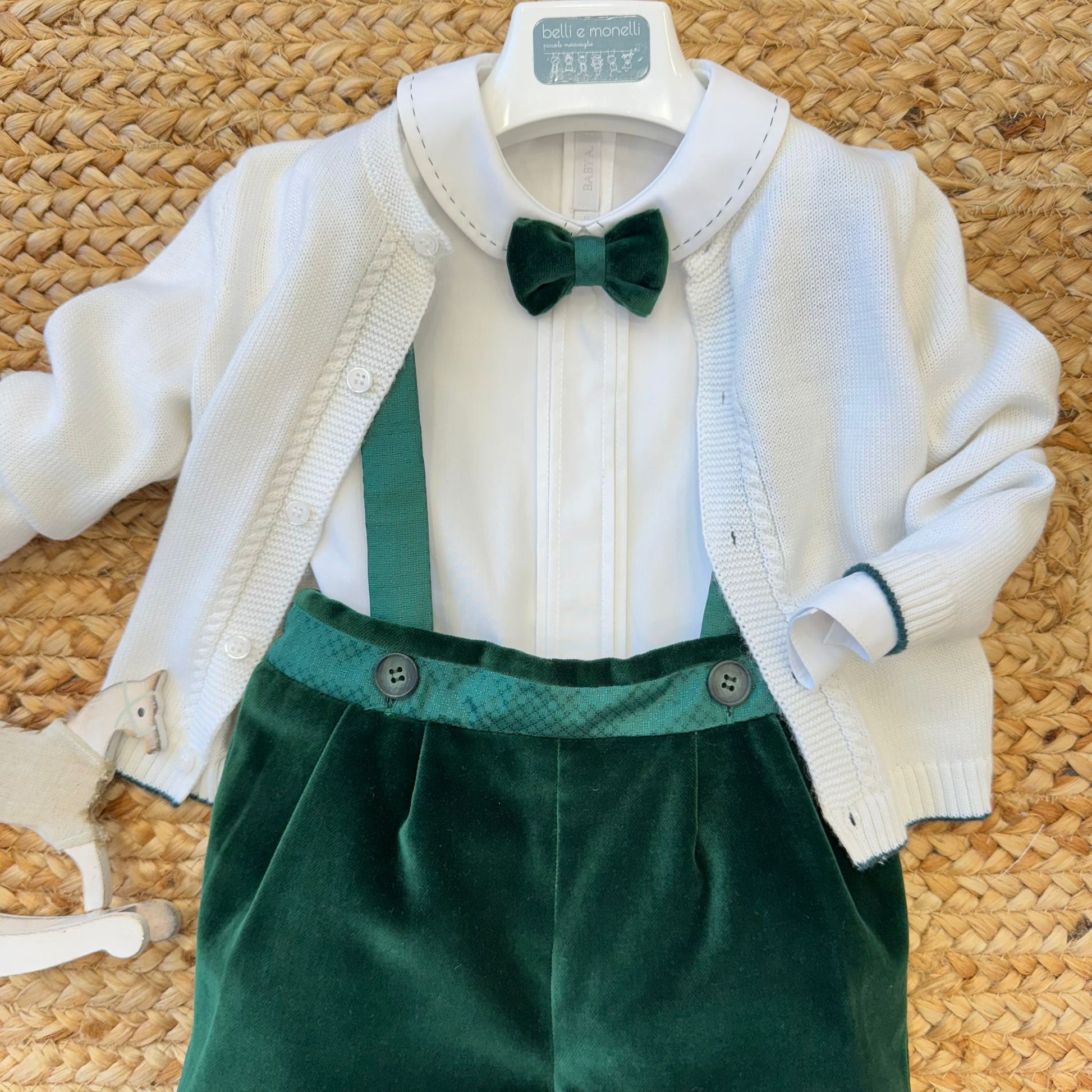 dettaglio camicia bianca con papillon in velluto verde bottiglia