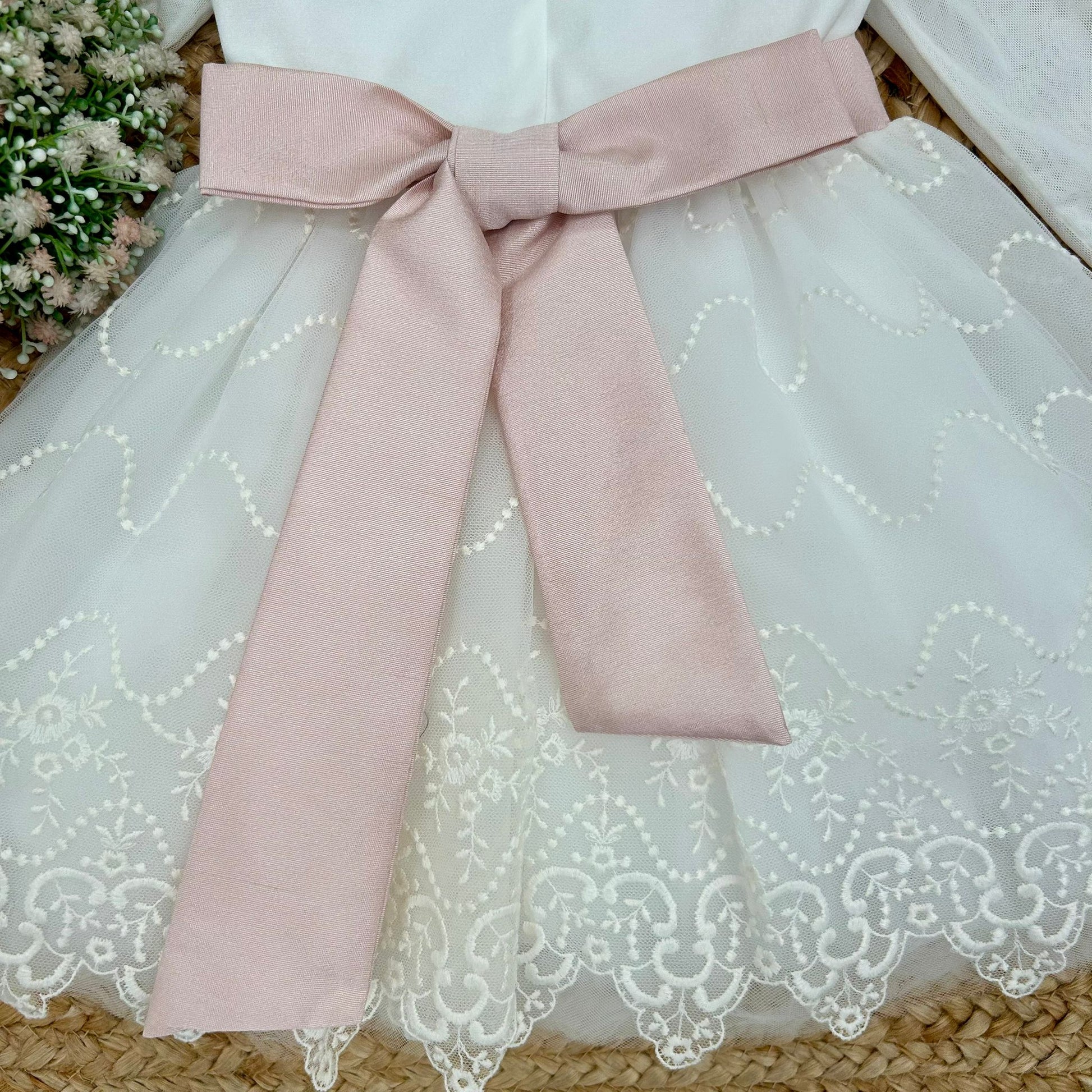 dettaglio fiocco rosa cipria e pizzo floreale abito bimba