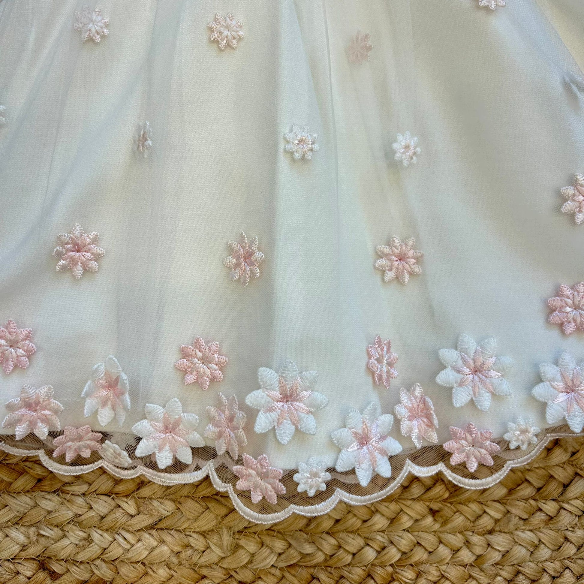 dettaglio fiori rosa su tulle abito battesimo bambina
