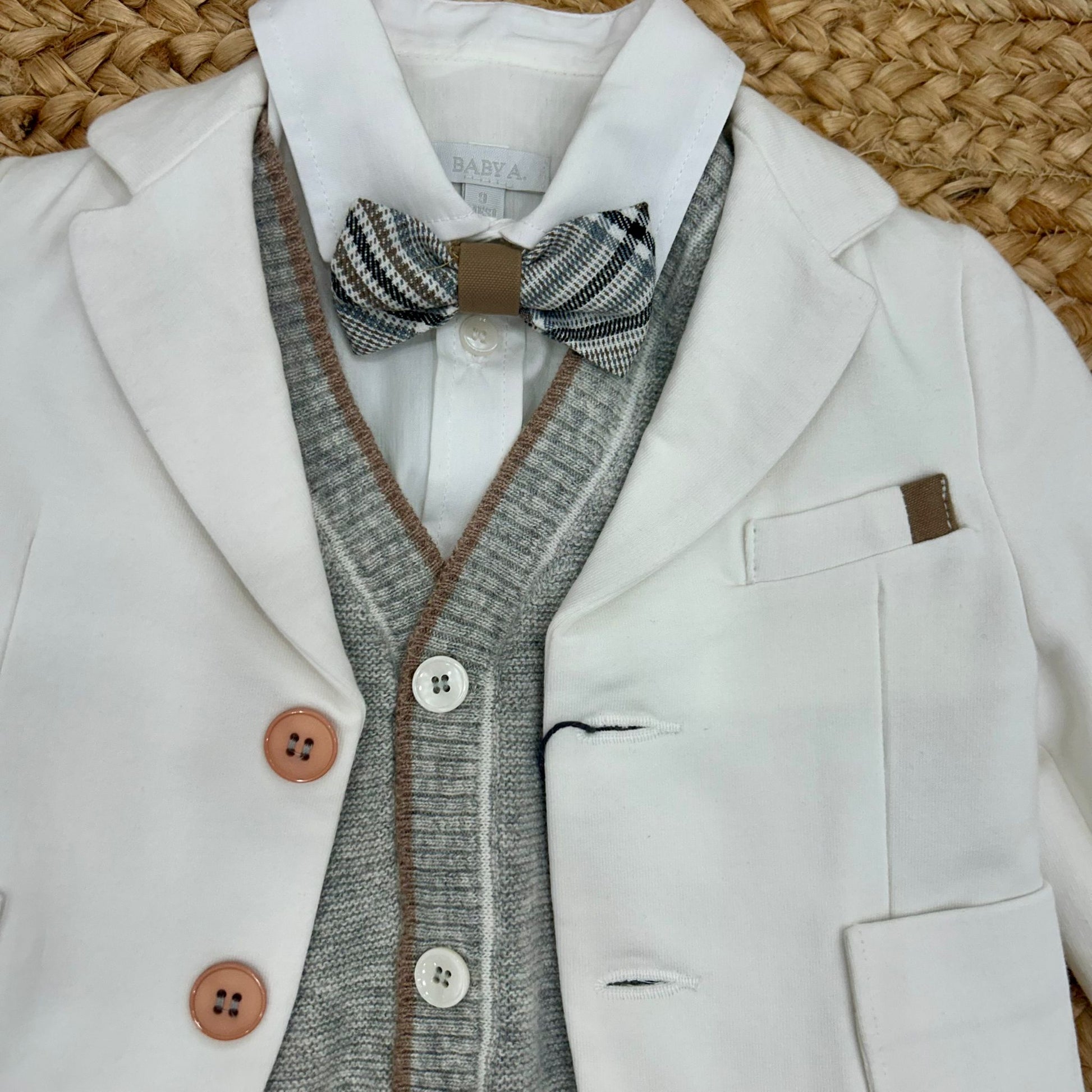 dettaglio giacca panna e gilet grigio completo battesimo bimbo
