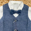 dettaglio gilet blu e papillon coordinato battesimo bimbo