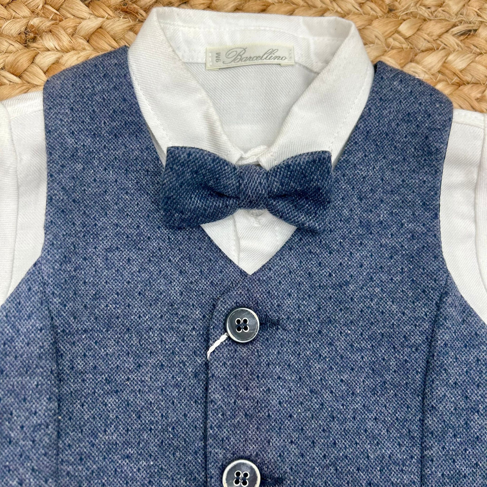 dettaglio gilet blu e papillon coordinato battesimo bimbo