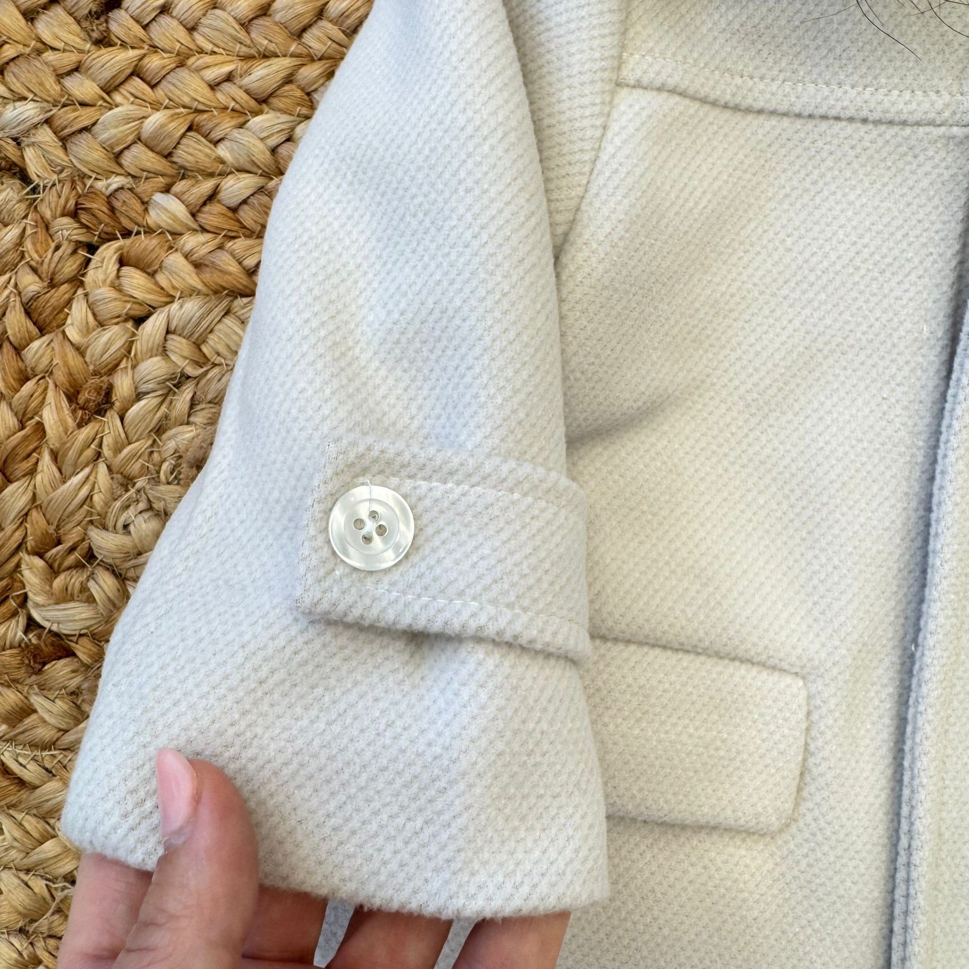 dettaglio manica e bottone cappottino bimbo beige