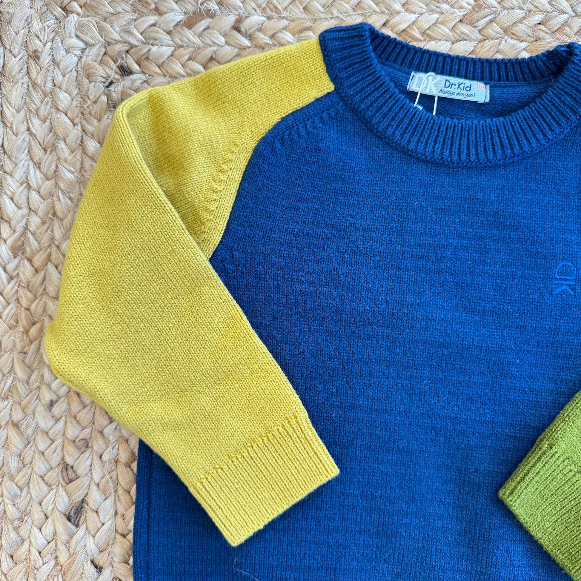 dettaglio manica senape e scollo blu