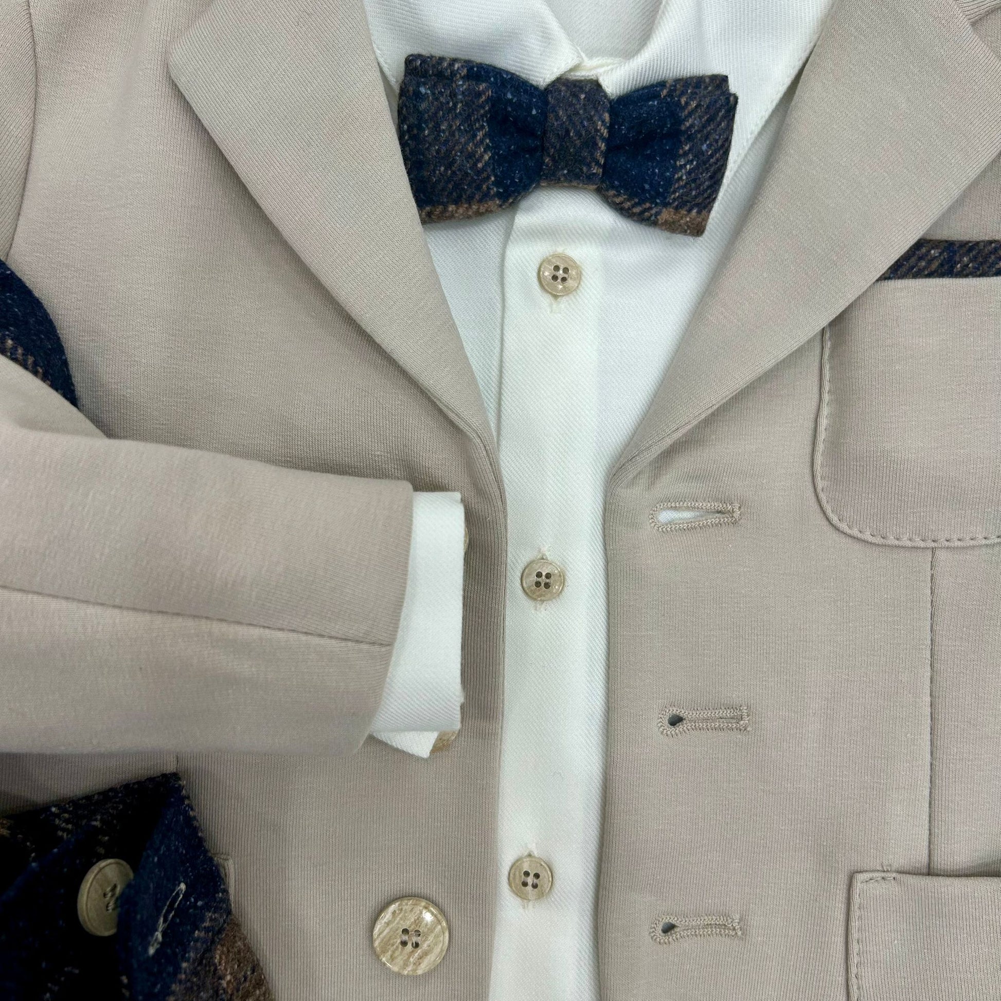 dettaglio papillon e giacca beige completo battesimo bimbo