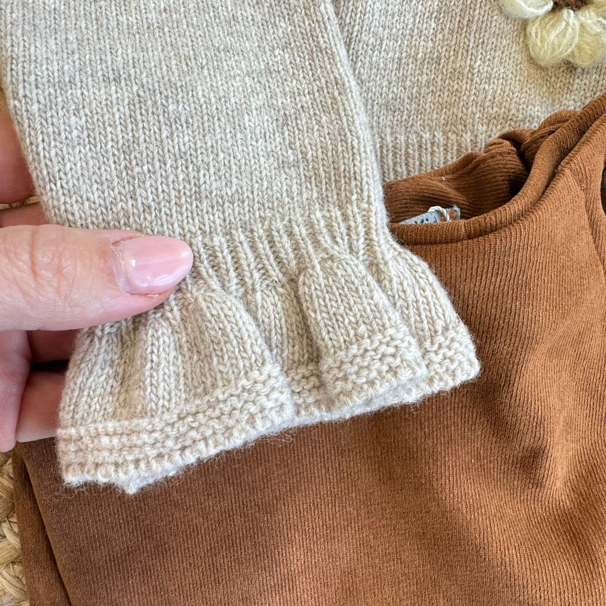 dettaglio polsino a volant maglia beige