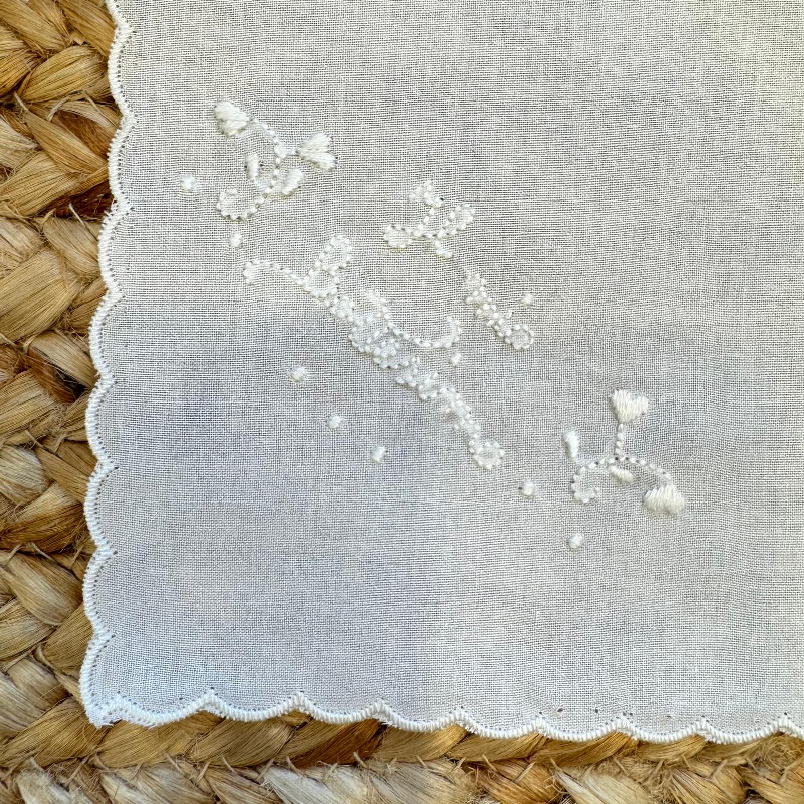 dettaglio ricamo bianco su fazzoletto battesimo in cotone