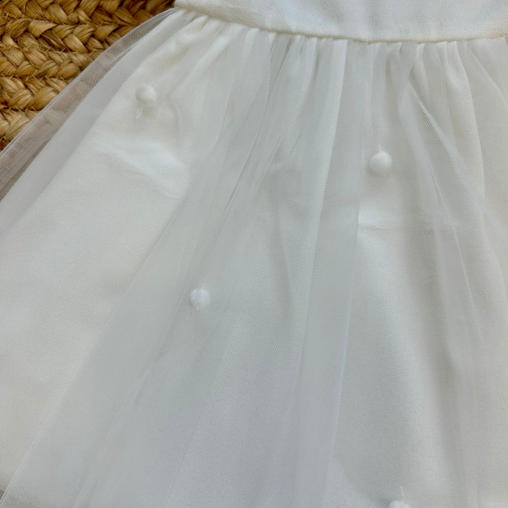dettaglio tulle con pois abito battesimo bambina panna