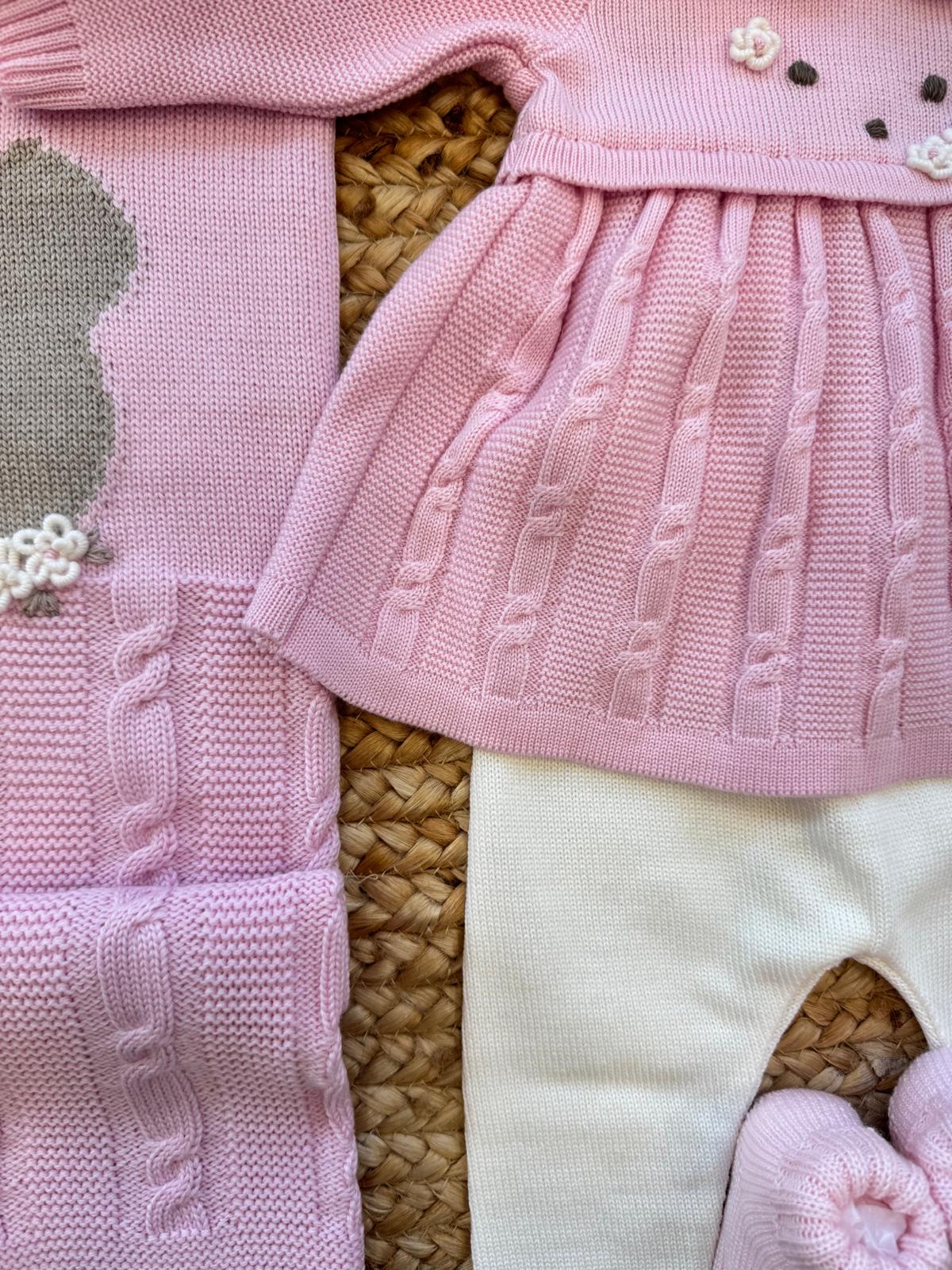 dettaglio vestitino rosa con lavorazione a trecce e fiorellini ricamati