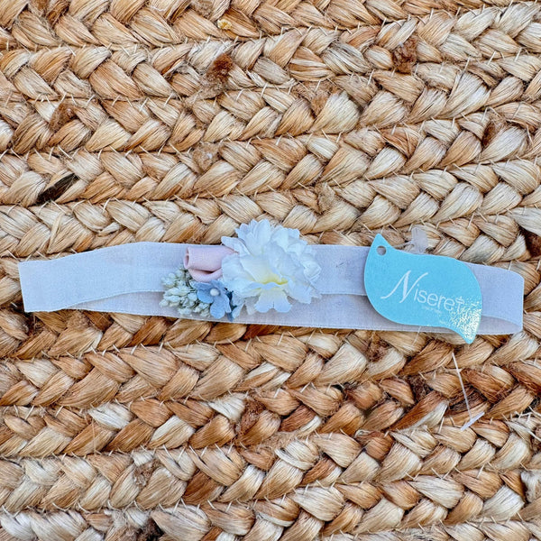 fascia battesimo bimba con fiore decorativo bianco e dettagli rosa e azzurro