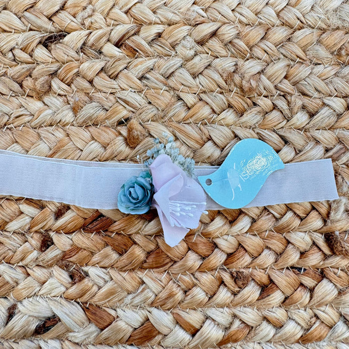 Fascia battesimo bimba bianca con fiore azzurro decorativo