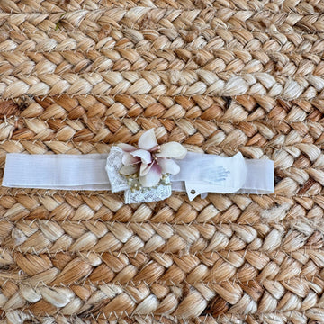 Fascia battesimo neonata con fiore avorio, pistilli dorati e pizzo bianco