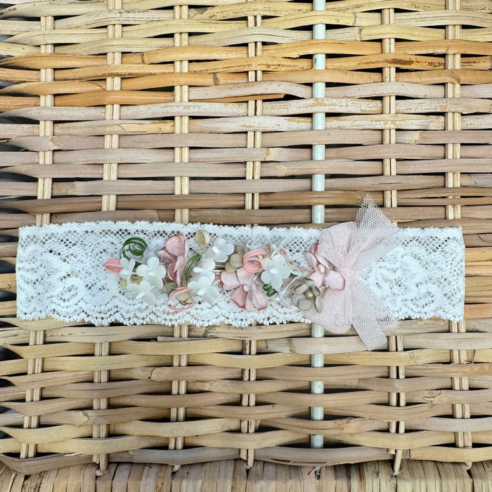 fascia battesimo neonata in pizzo con fiori decorativi cipria e panna