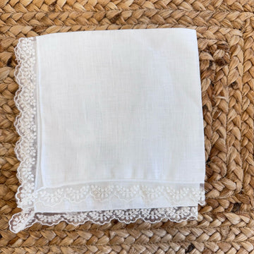 Fazzoletto battesimo bianco con bordo in pizzo ricamato