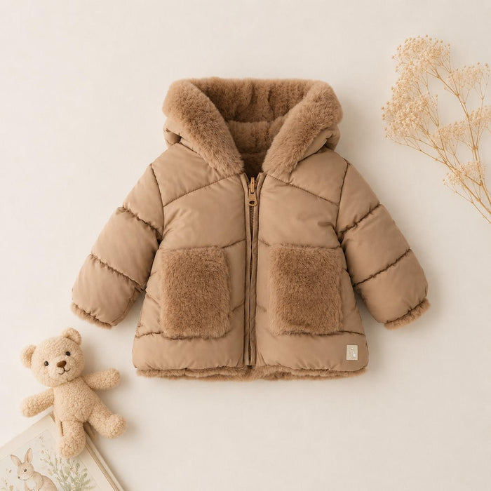 Giubbotto cammello da bimba con cappuccio e tasche frontali morbide