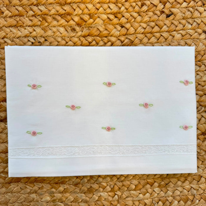 Lenzuola neonata in batista bianca con piccoli fiori ricamati rosa