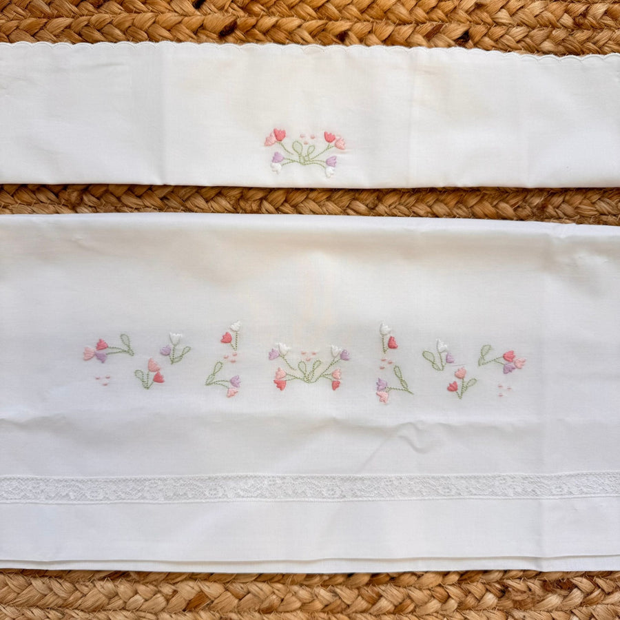 Lenzuolino neonata in batista bianca con ricamo a mano floreale delicato