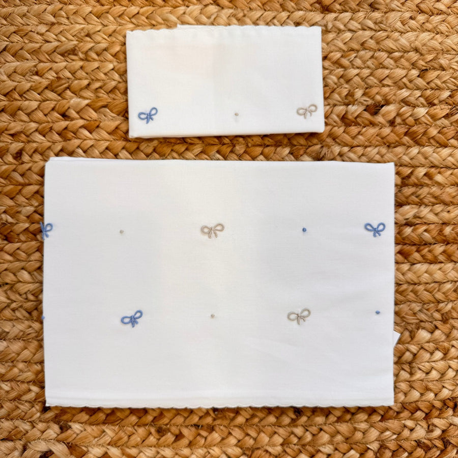 Lenzuolino neonato in batista bianca con ricamo a mano fiocchetti