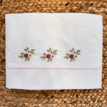 lenzuolino in cotone per culla neonata con fiori ricamati e bordo rosa