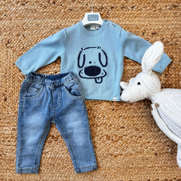Maglione con cane e jeans blu per bambino, abbigliamento casual.