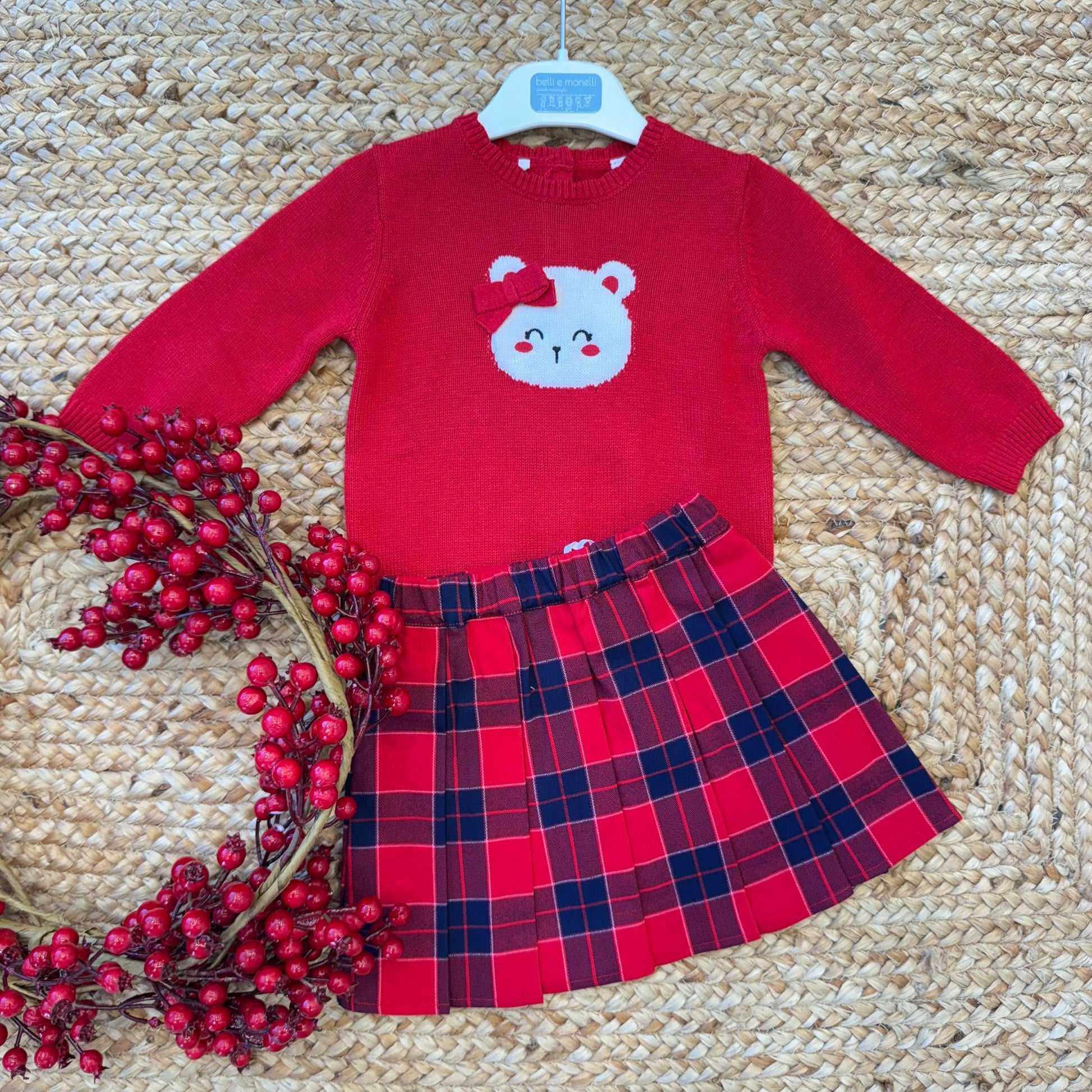 Completo natalizio per bimba con maglioncino rosso in maglia decorato con orsetto e cuore tartan, abbinato a gonnellina scozzese con ruches.