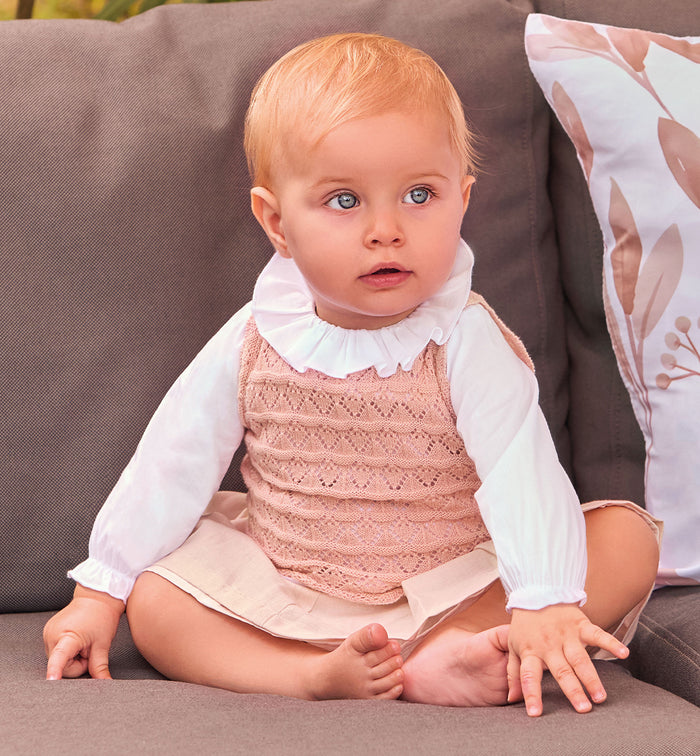 outfit bambina con camicia bianca colletto arricciato e gilet lavorato