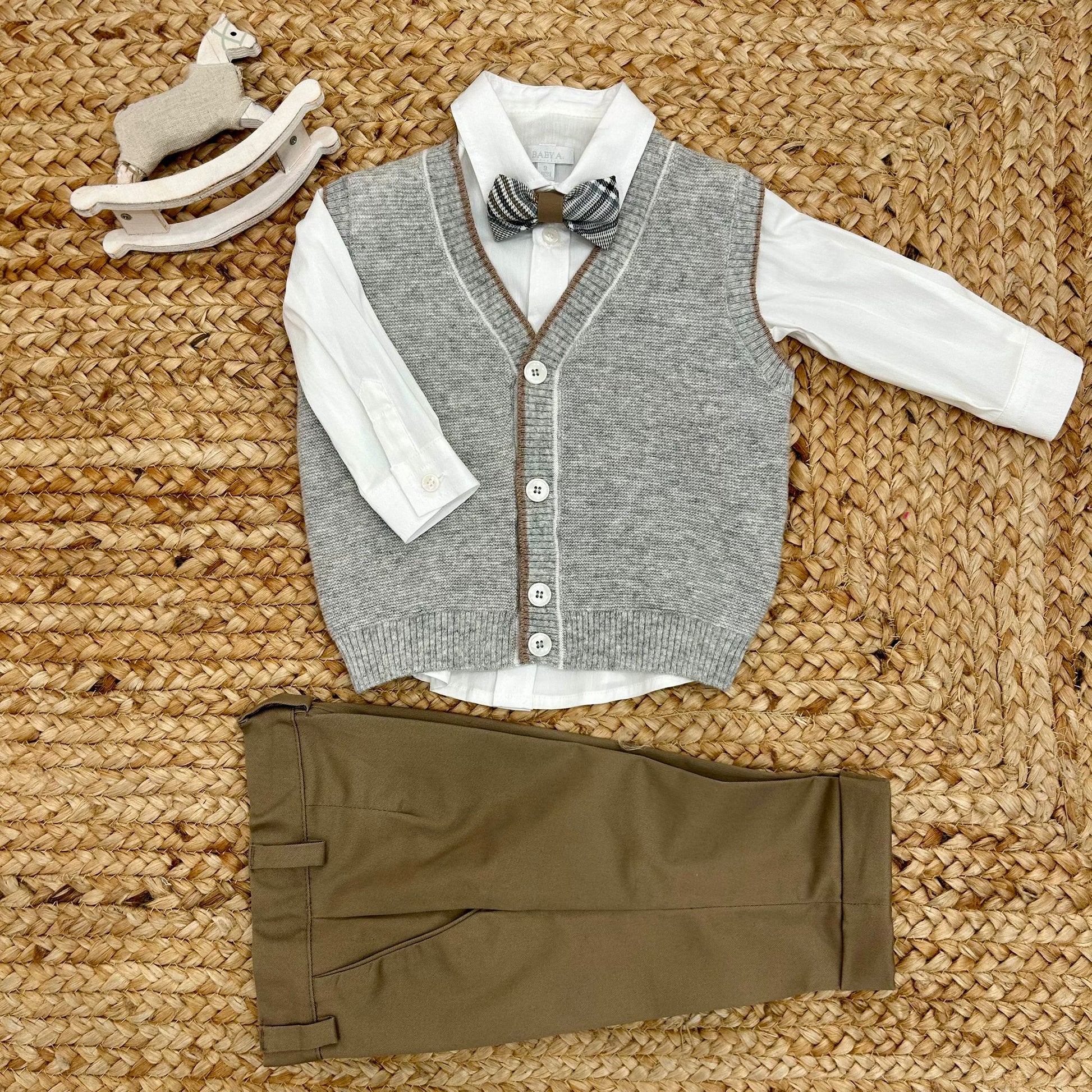 outfit bimbo panna e grigio con pantaloni fango e papillon