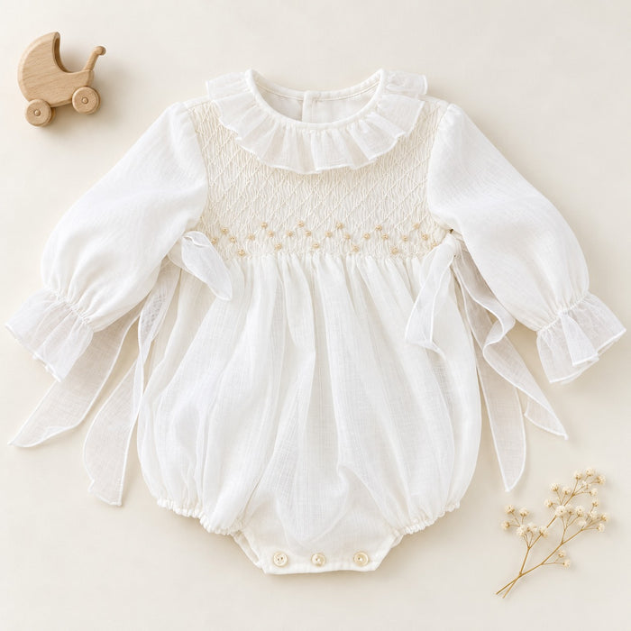 Pagliaccetto battesimo bimba avorio con punto smock, ricami beige e volant